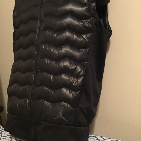 šJORDAN, new condition, menās size large, see photos, lightweight - Picture 2 of 5